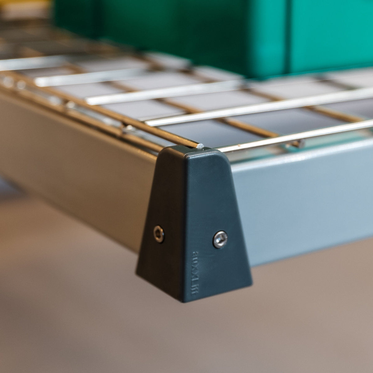 Close-up of the Auxx-Lift platform corner bumper and safety lip